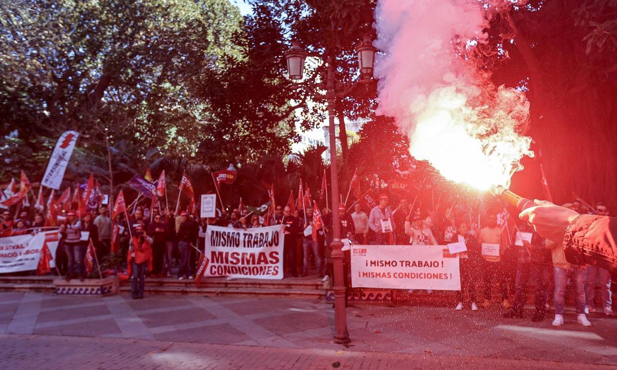 Concentración de los trabajadores de la ITV en Alicante, ayer.