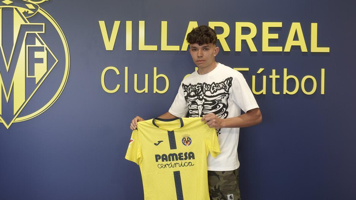 Nizar El Jmili seguirá jugando en el Villarreal B hasta junio de 2027 tras ampliar su contrato.