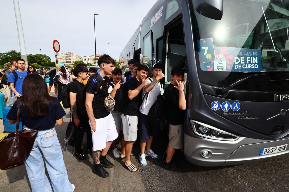 Los alumnos de Zaragoza se marchan a Salou para celebrar el final del curso.