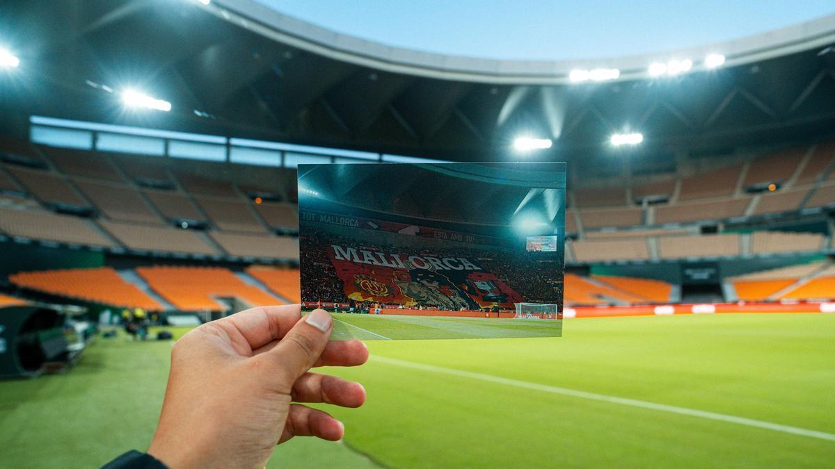 Fotografía del tifo de la afición del Mallorca sobre el estadio de La Cartuja antes del partido contra el Betis.