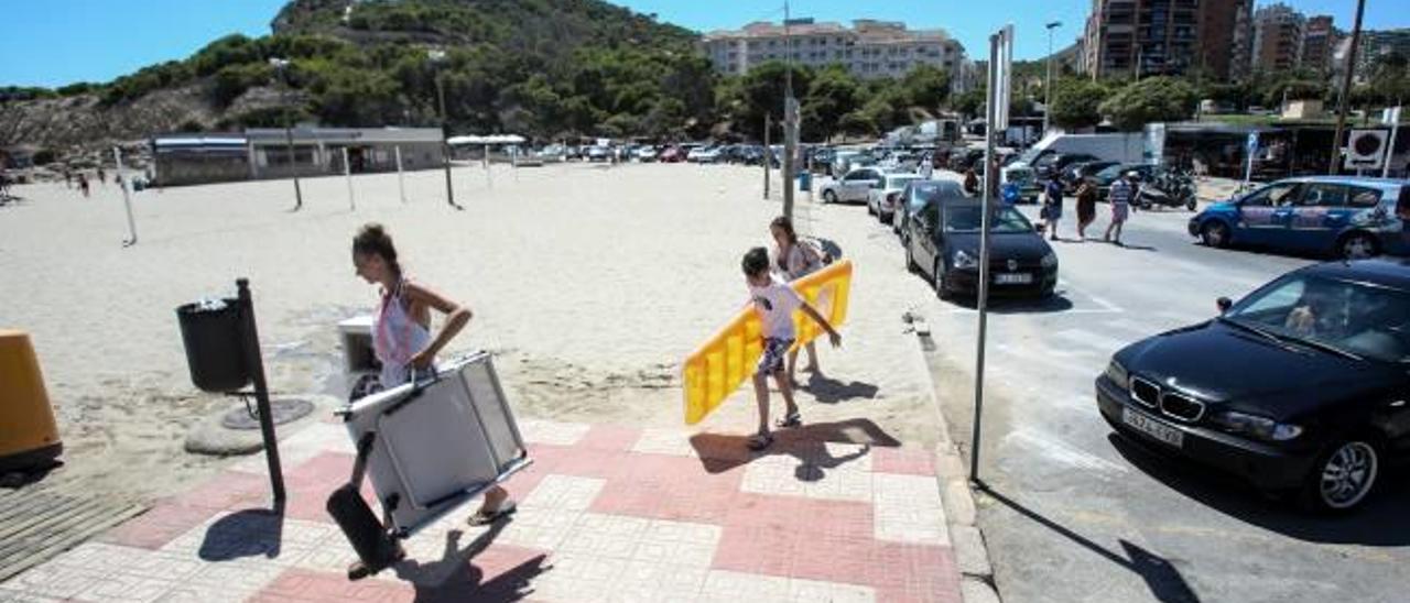 Un grupo de turistas caminan por la zona donde se produce el cambio del paseo de Finestrat, terminado, al de La Vila.