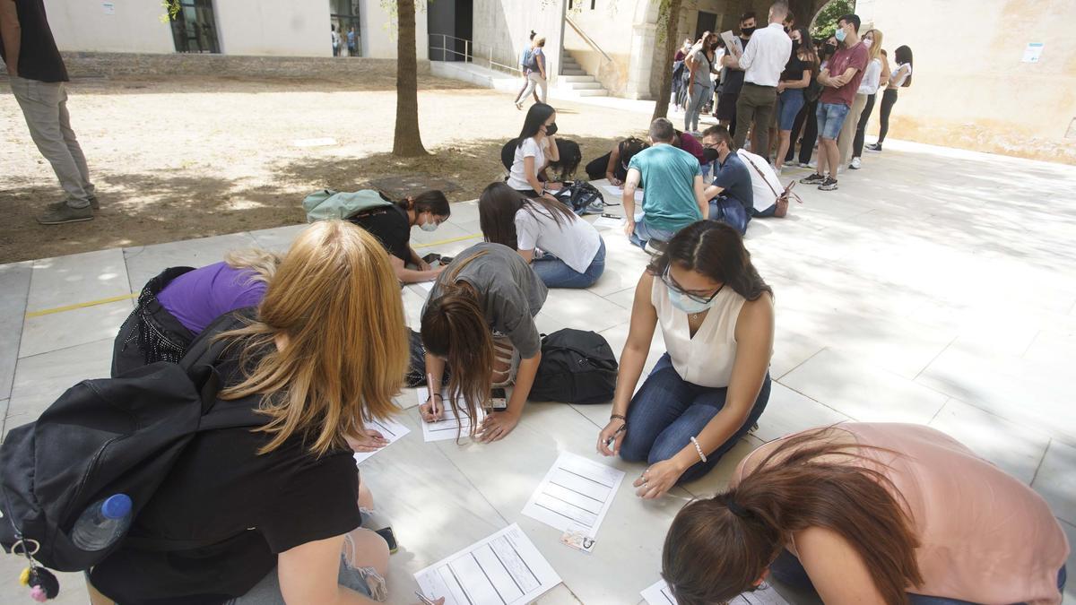 Protesta d'estudiants de la UdG en contra del requisit de la tercera llengua per obtenir el títol