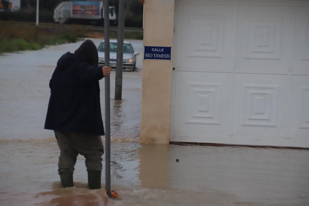 Una tromba de 100 litros por metro cuadrado anega Torrevieja