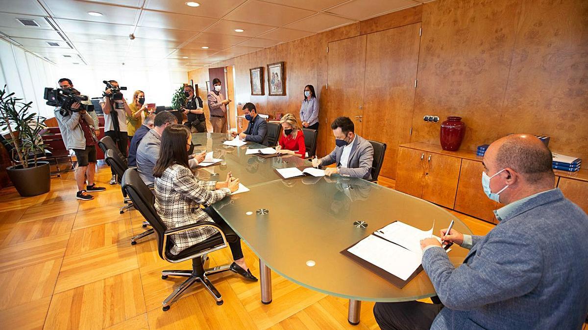 Un momento de la firma del convenio entre el Consell de Eivissa y los cinco ayuntamientos. | V. MARÍ
