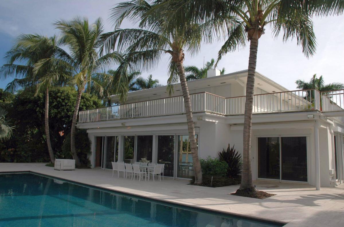 Exterior de la mansión de Jeffrey Epstein en Palm Beach, Florida