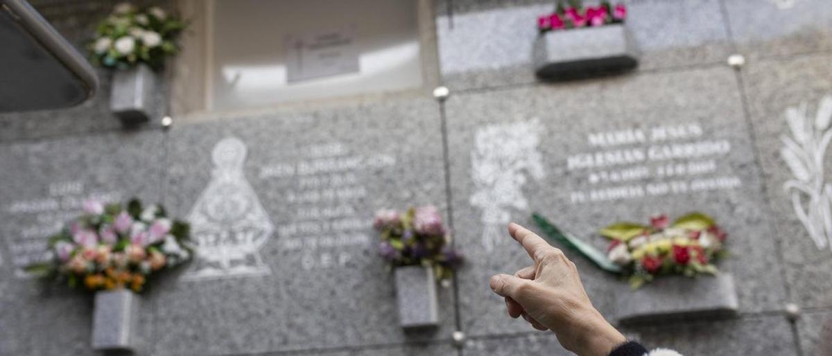 María Ignacia Arnela, señalando el nicho de su padre.