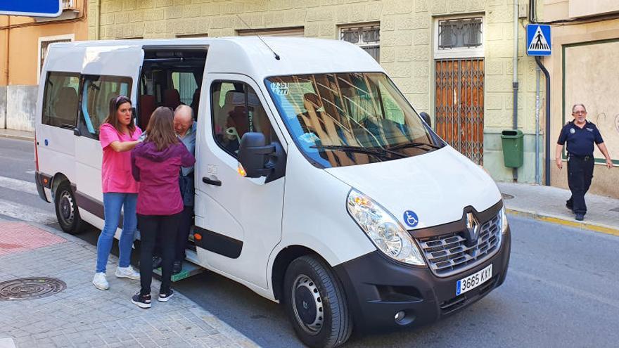 Xixona incorpora un nuevo minibús adaptado para el Centro Ocupacional y AFA