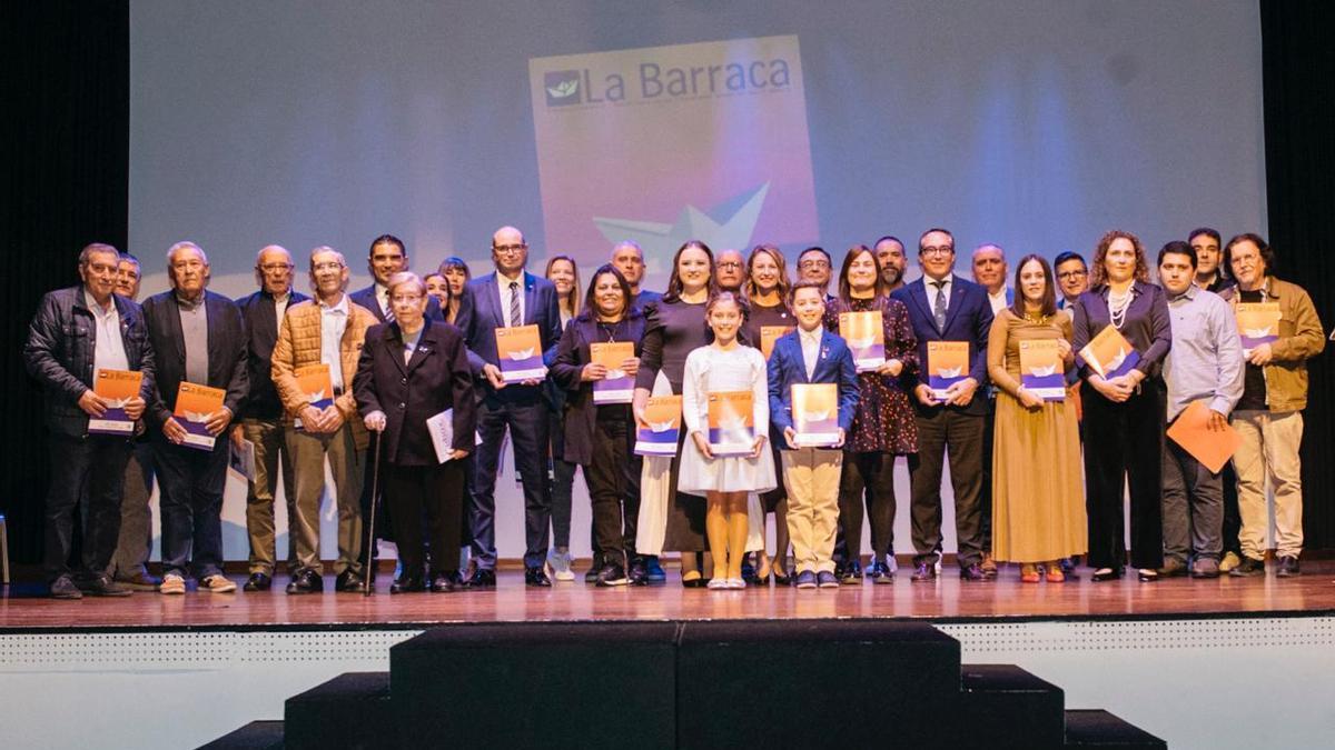 Foto del final del acto, con los participantes en la gala.