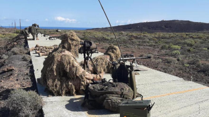 Ejercicios de tiro realizados por integrantes del Ejército de Tierra en las instalaciones militares situadas en La Isleta, en Gran Canaria.
