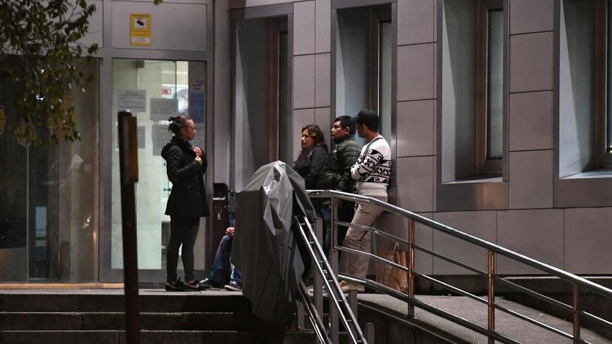 Ciudadanos extranjeros, ayer por la tarde, hacen cola ante la Jefatura de la Policía Nacional. | CARLOS PARDELLAS