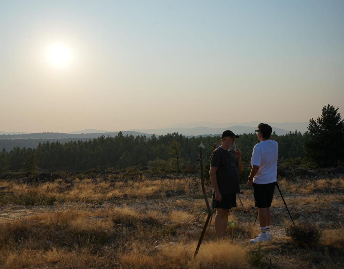 El fotógrafo, junto a su padre en el paraje elegido para tomar las imágenes del eclipse.