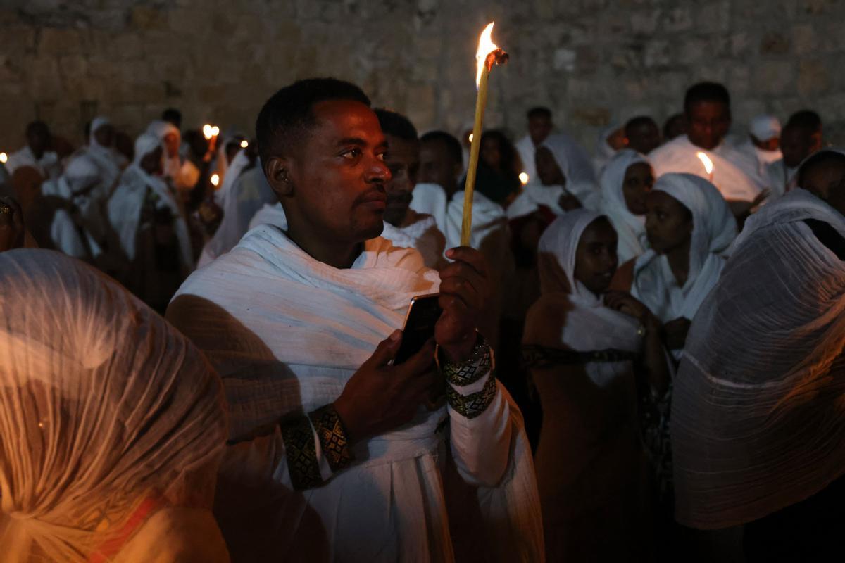 Cristianos ortodoxos celebran “Fuego Sagrado” en Jerusalén. eregrinos cristianos ortodoxos sostienen velas durante la ceremonia del Fuego Sagrado, un día antes de la Pascua ortodoxa, el sábado 15 de abril de 2023 en la Iglesia del Santo Sepulcro en la Ciudad Vieja de Jerusalén, donde muchos cristianos creen que Jesús fue crucificado y enterrado antes de resucitar.