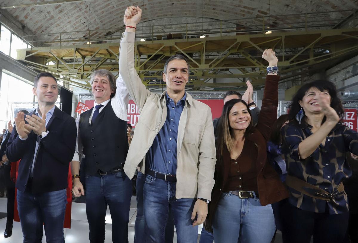 Pedro Sánchez, con la ministra de Igualdad, Ana Redondo (derecha) y el candidato, Carlos Martínez, a su derecha, en el acto de precampaña de este domingo en Ponferrada.