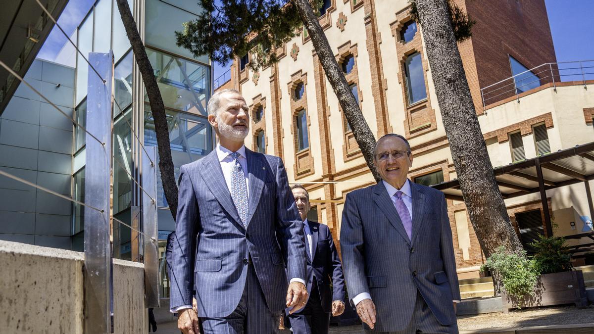 El rey Felipe VI junto a Javier Moll, presidente de Prensa Ibérica a su llegada al Foro Económico y Social del Mediterráneo.
