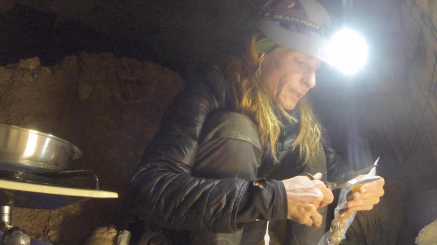 La alpinista Beatriz Flamini sale al exterior tras pasar 500 días sola en una cueva