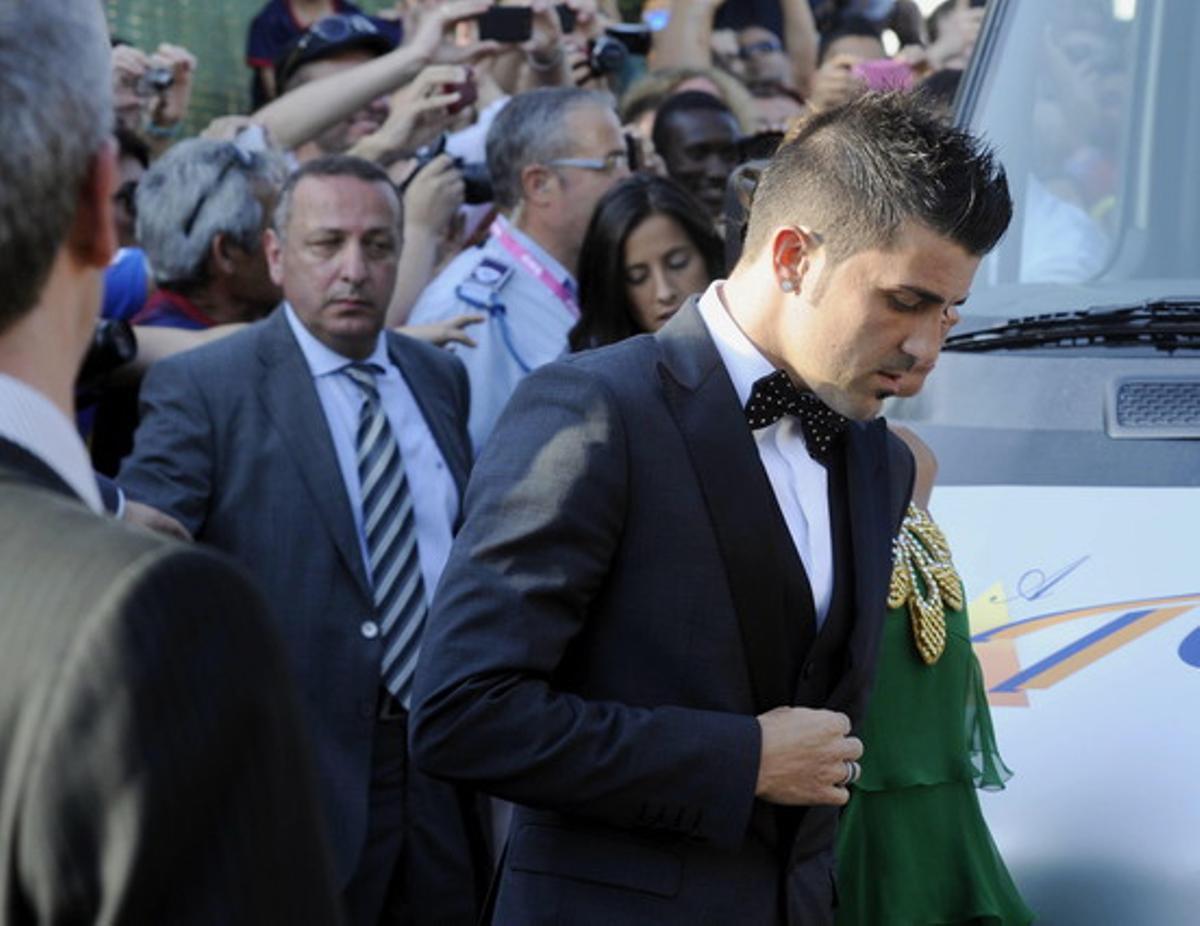 El jugador del Atlético de Madrid David Villa a su llegada a la ceremonia con su novia Patricia González.