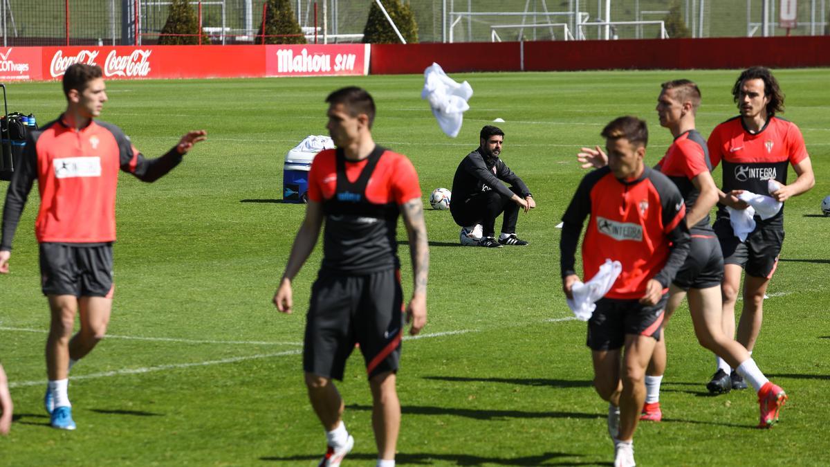 Gragera, Djuka, Gallego, Saúl García, Cumic y Pelayo Suárez, durante un entrenamiento en Mareo