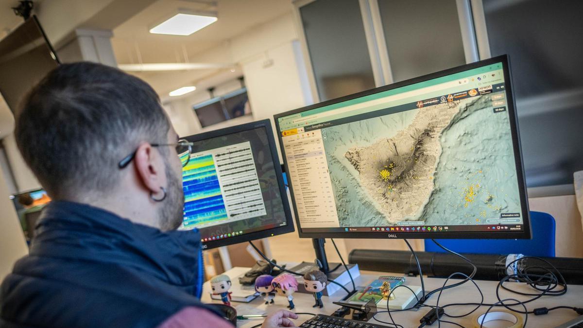 Un investigador del IGN realiza un análisis de los últimos enjambres en Tenerife.