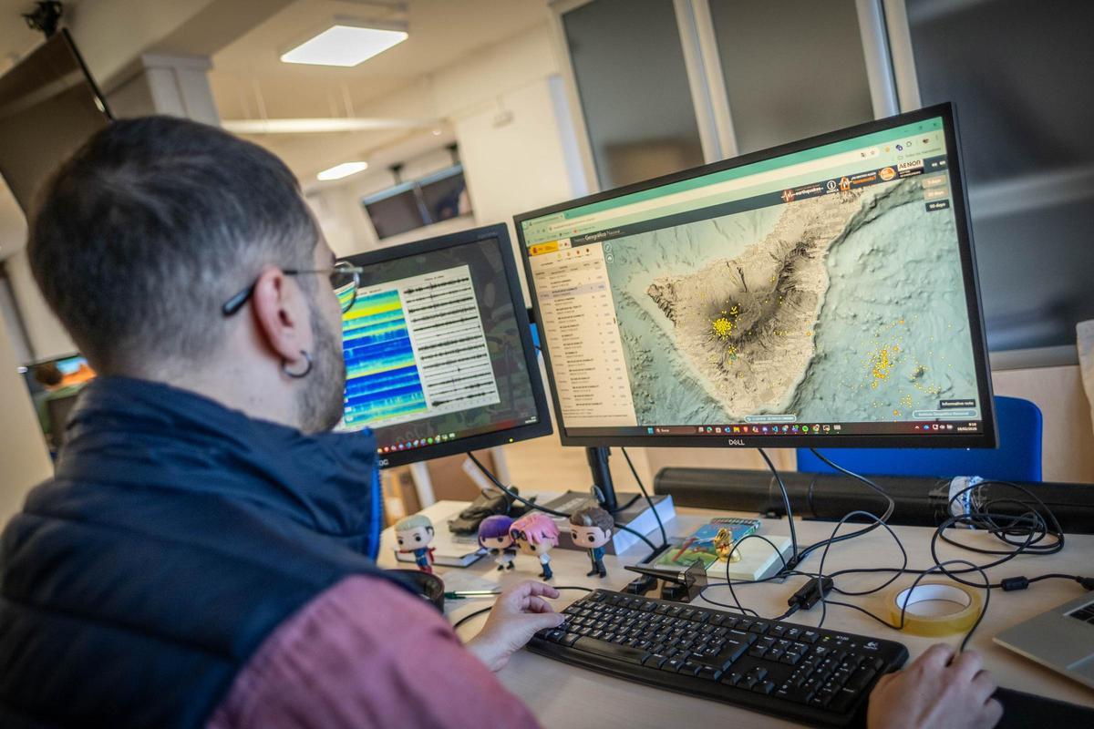 Un investigador del IGN realiza un análisis de los últimos enjambres en Tenerife.