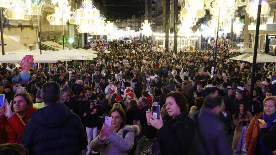 Visitantes que acuden a Vigo
a ver las luces navideñas.  | // 
RICARDO GROBAS