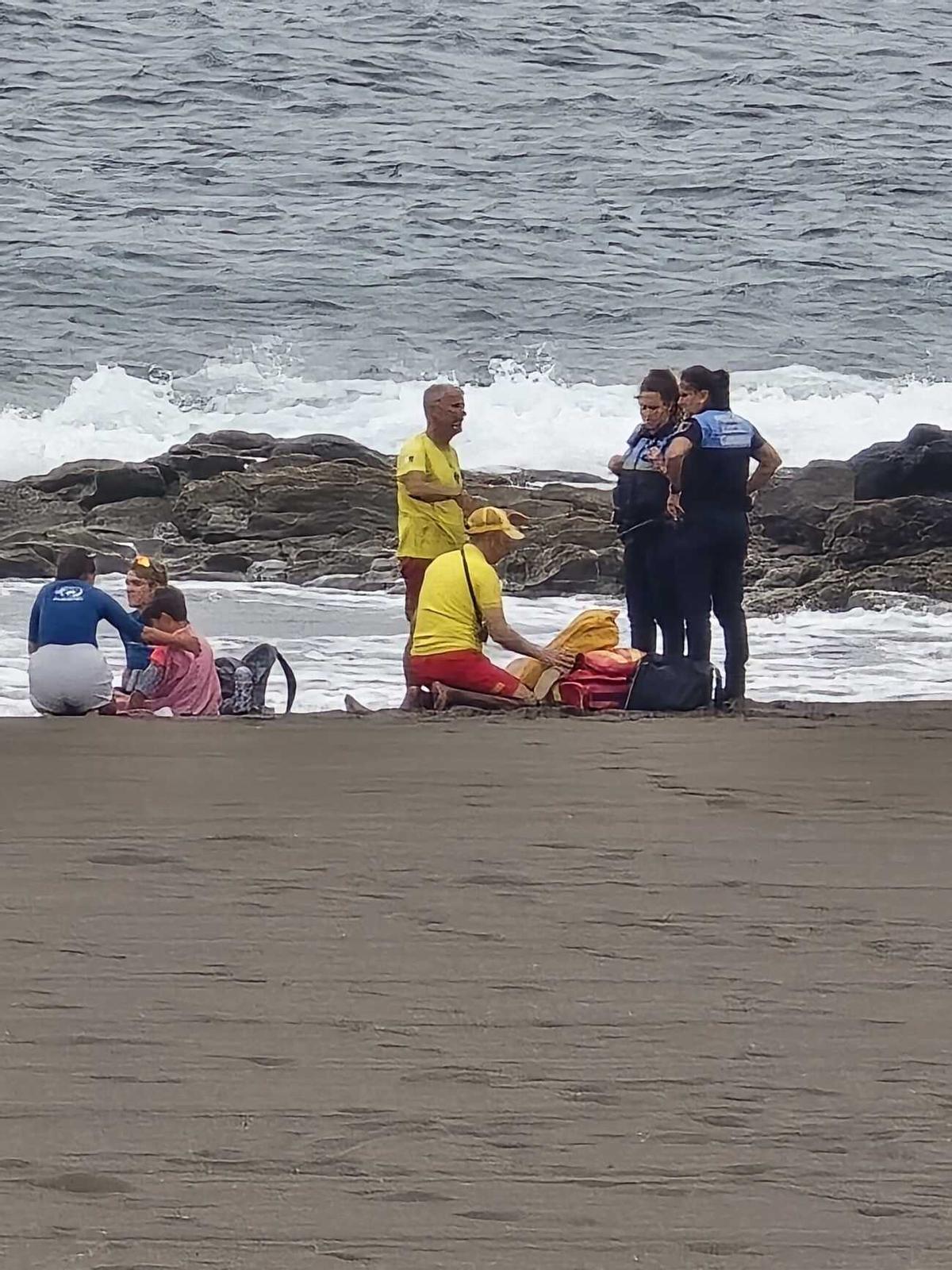 Rescatan a un padre y su hijo en la playa de Melenara, en Telde
