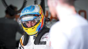 Alonso, en el box de McLaren