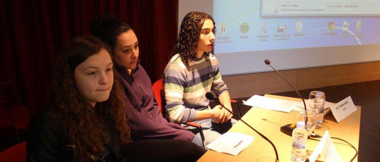 Por la izquierda, Esther Infanzón, Salomé Fernández y Gilberto Cernuda, ayer, durante su exposición.