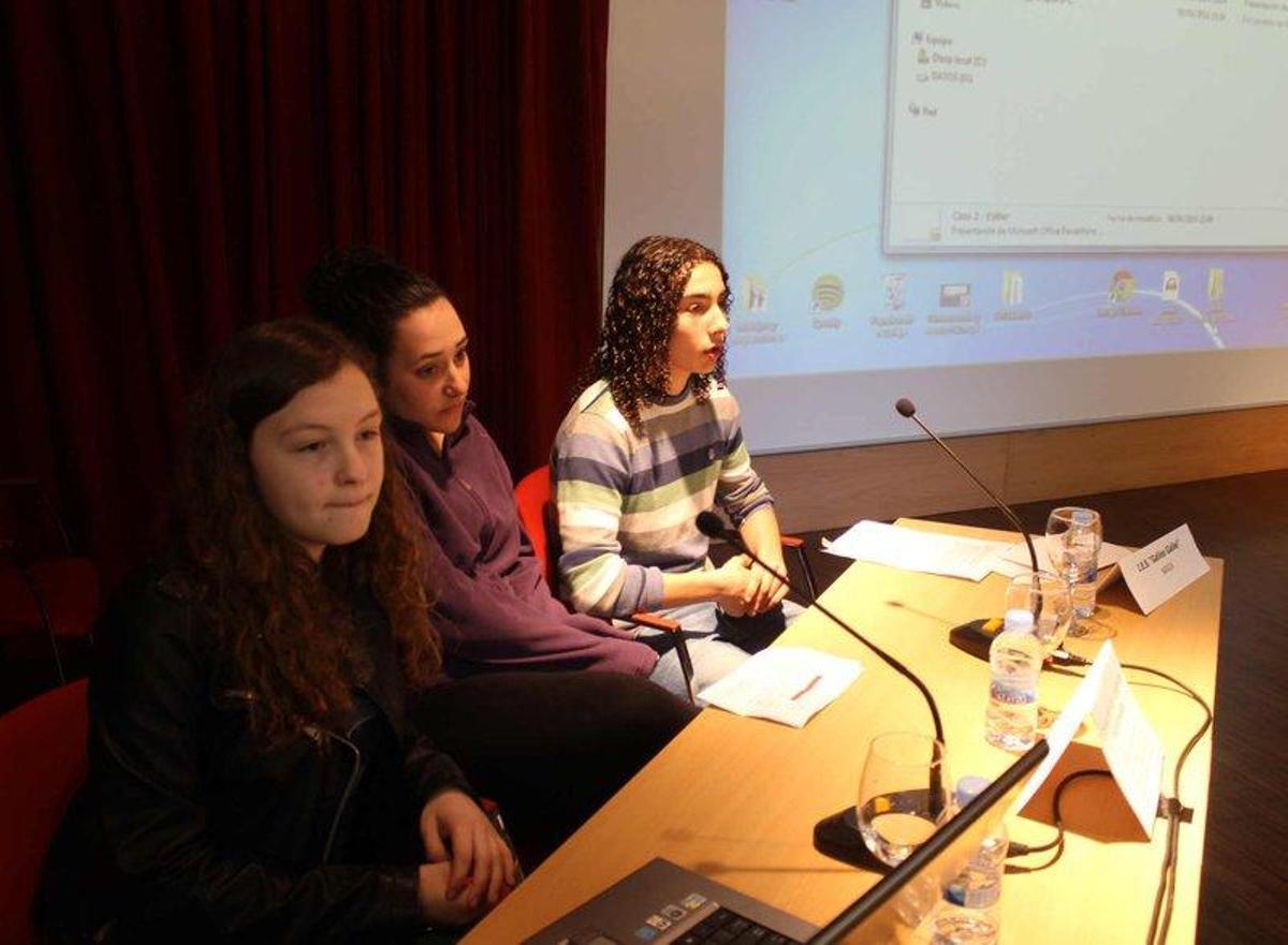 Por la izquierda, Esther Infanzón, Salomé Fernández y Gilberto Cernuda, ayer, durante su exposición.
