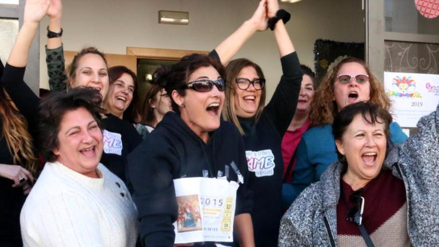 Alumnes del club de dansa Fame de Cubelles eufòriques celebrant que els ha tocat el segon premi