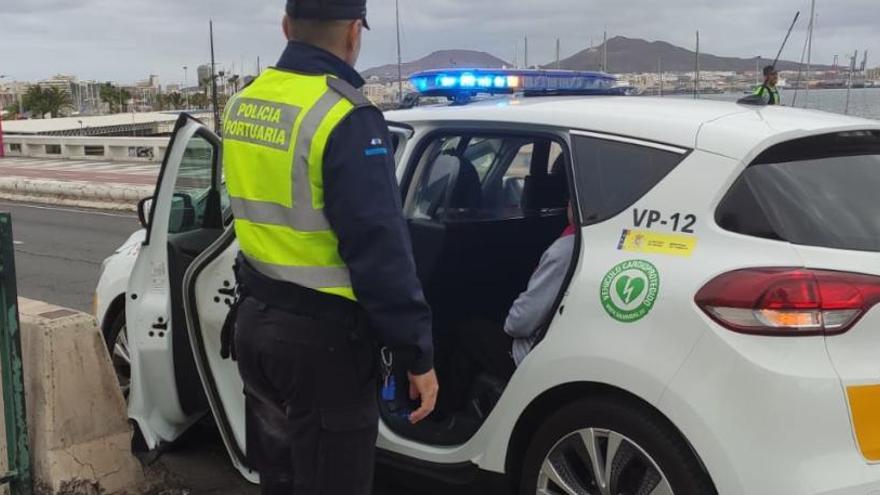 La mujer, en el interior del coche de la Policía Portuaria.