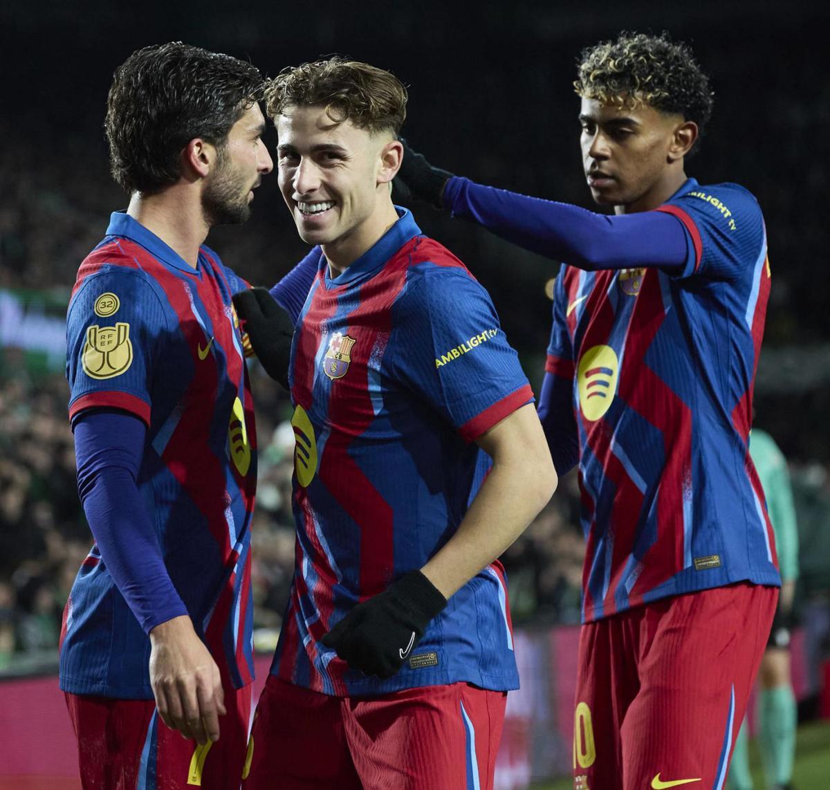 Fermín i Lamine Yamal feliciten Ferran Torres després de marcar el primer gol blaugrana, ahir a la nit. | DANI BARBEITO