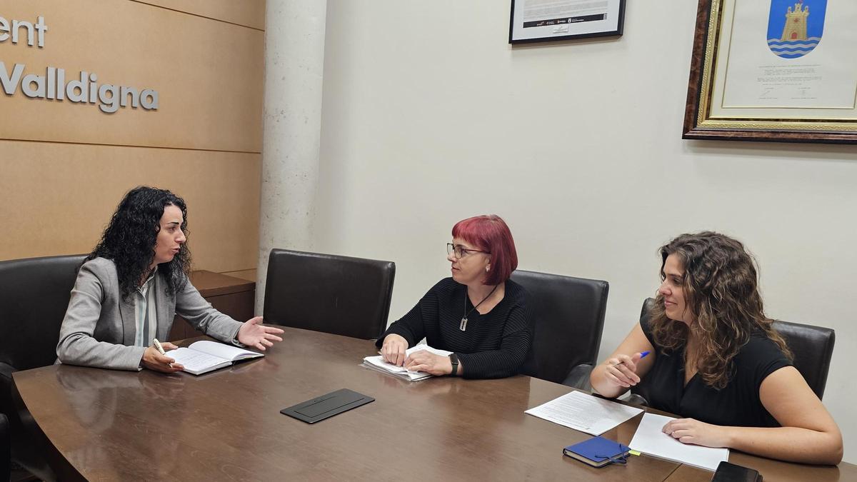 La alcaldesa con técnicas del departamento de Hacienda.