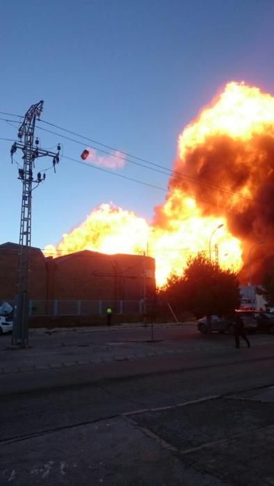 Espectacular incendi en una química de Paterna