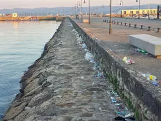 La basura de la Festa da Auga de Vilagarcía convierte la ría en un vertedero