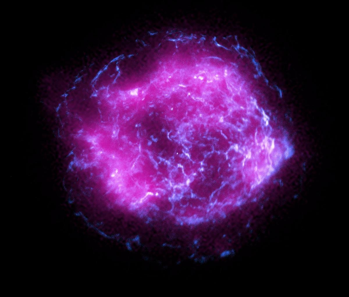 Imagen distribuida por la NASA que muestra el remanente de supernova Cassiopeia A (publicado el 16 de febrero de 2022).