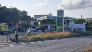 Los servicios de emergencias en la gasolinera de Benitatxell donde ha ocurrido el accidente.