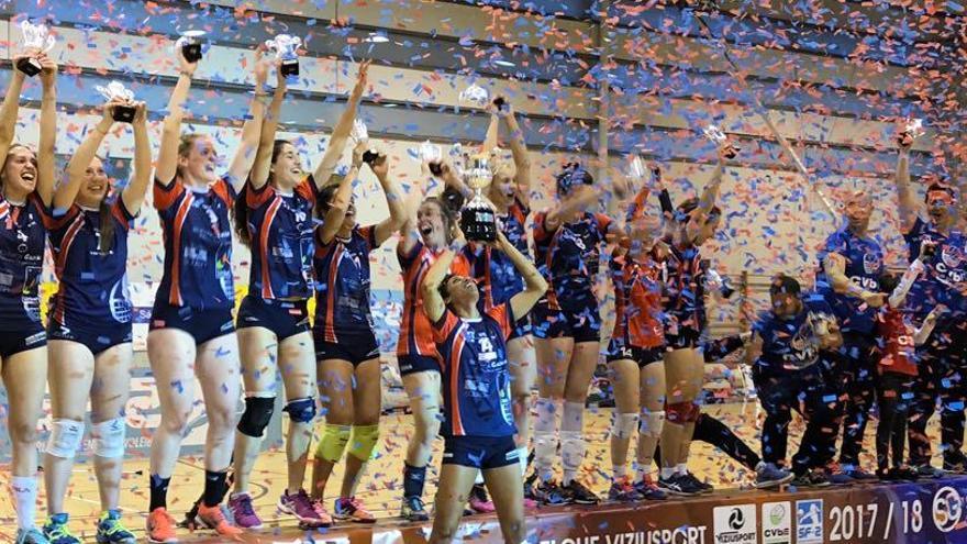 Las chicas del Club Voleibol Elche recibiendo la copa de campeonas de la Superliga-2