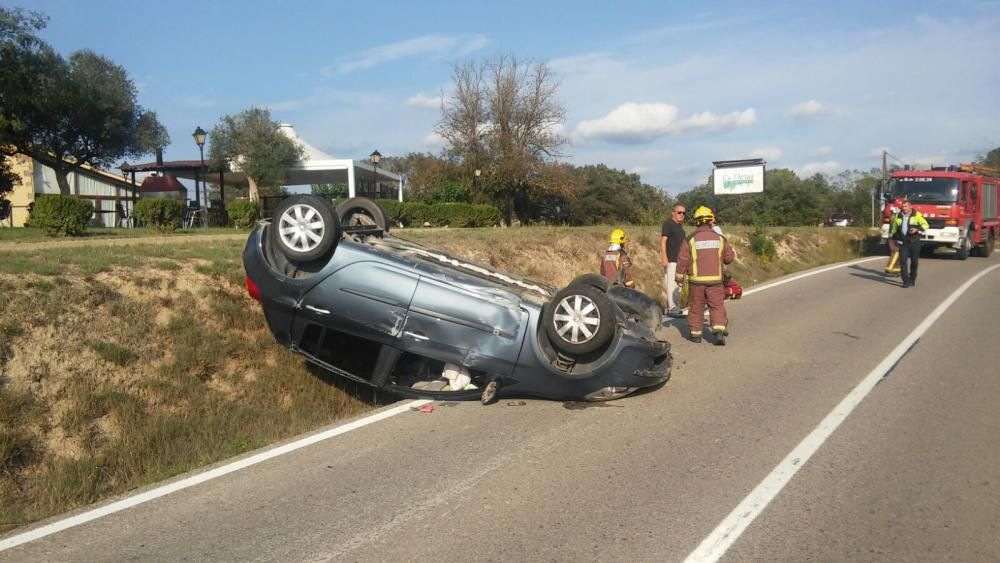 Un cotxe bolca a Llagostera