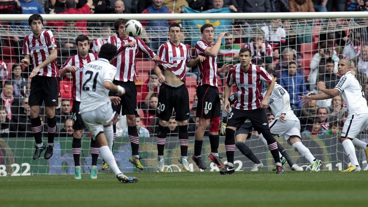 Dani Parejo lanza una falta ante el Athletic Club.