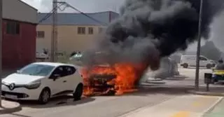 Espectacular incendio de un coche en Albal