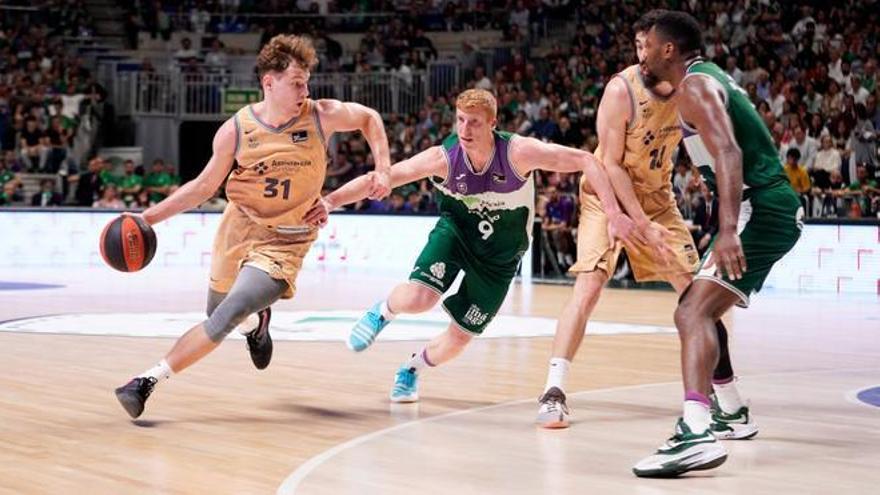 Jokubaitis supera la defensa del Unicaja.