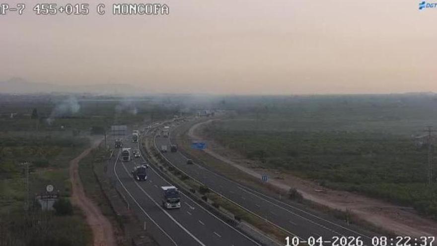 Un camión incendiado provoca tres kilómetros de retenciones en la AP-7 en Castellón