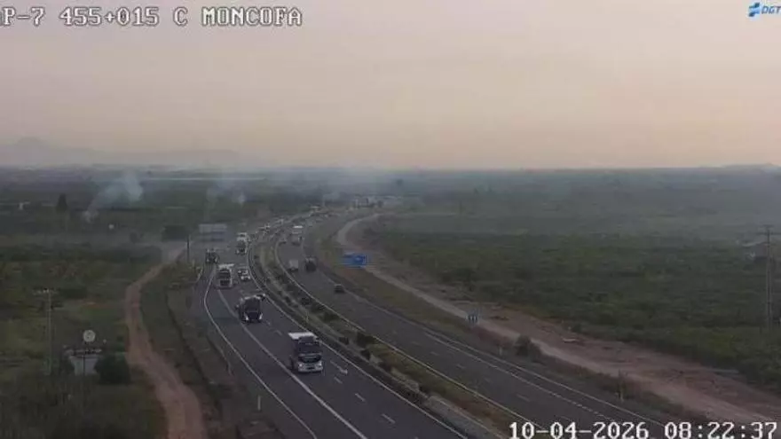 Vídeo: Un vehículo incendiado complica el tráfico en la AP-7 en Castellón