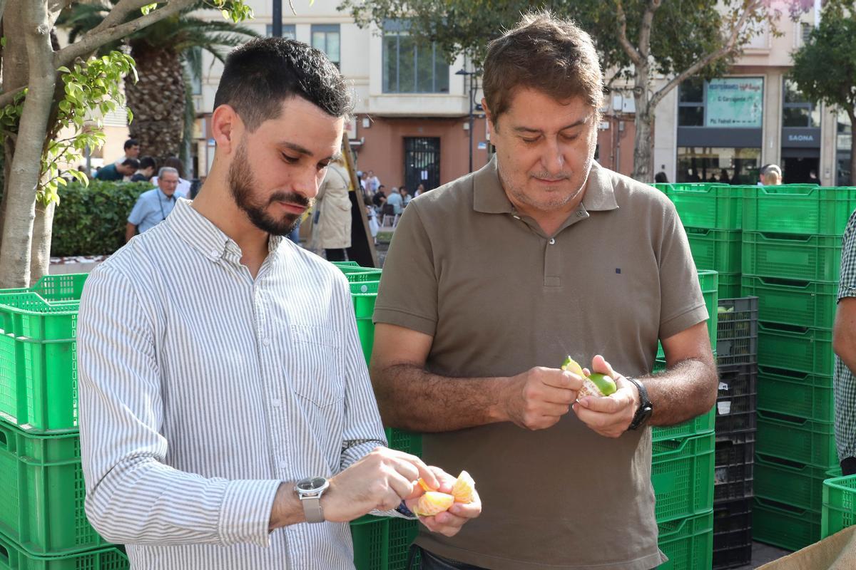 Cristian Ramírez con Gonzalo Romero, que en su etapa de edil puso en marcha este mercado.