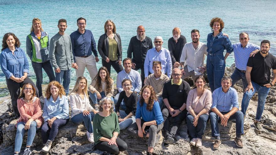 Los miembros de la lista de 
Gent per Formentera posan 
junto al mar.  gxf