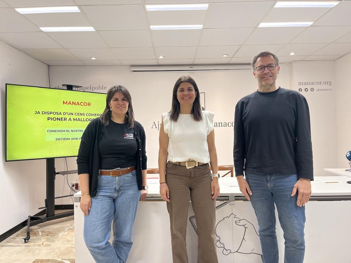 Miquel Oliver; Paula Asegurado y Antònia Buades, en la presentación del Censo Comercial de esta mañana en Manacor.