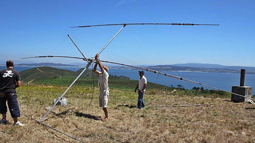 Montando antena en Ons con miembros de la sección de Rías Baixas  la Unión de Radioaficionados de España (URRB).