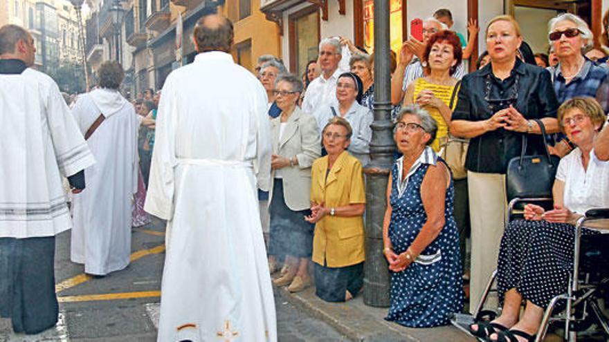 Un grupo de devotas contempla con admiración el templete consagrado.