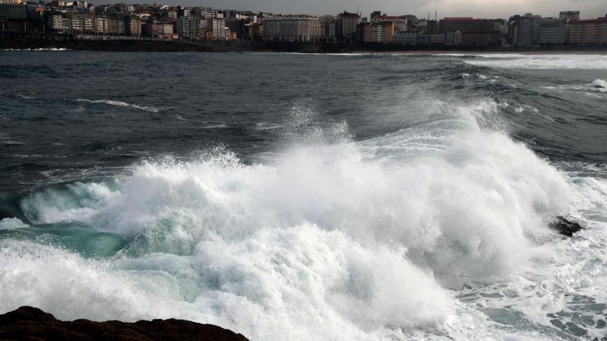 La costa de A Coruña, en alerta naranja por oleaje