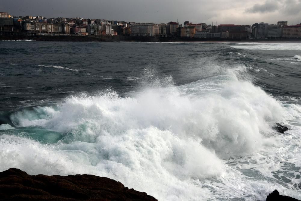 La costa de A Coruña, en alerta naranja por oleaje